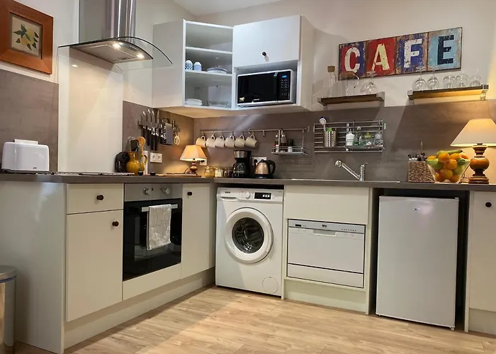 Fantastic Ground Floor Apartment Opposite Thermes